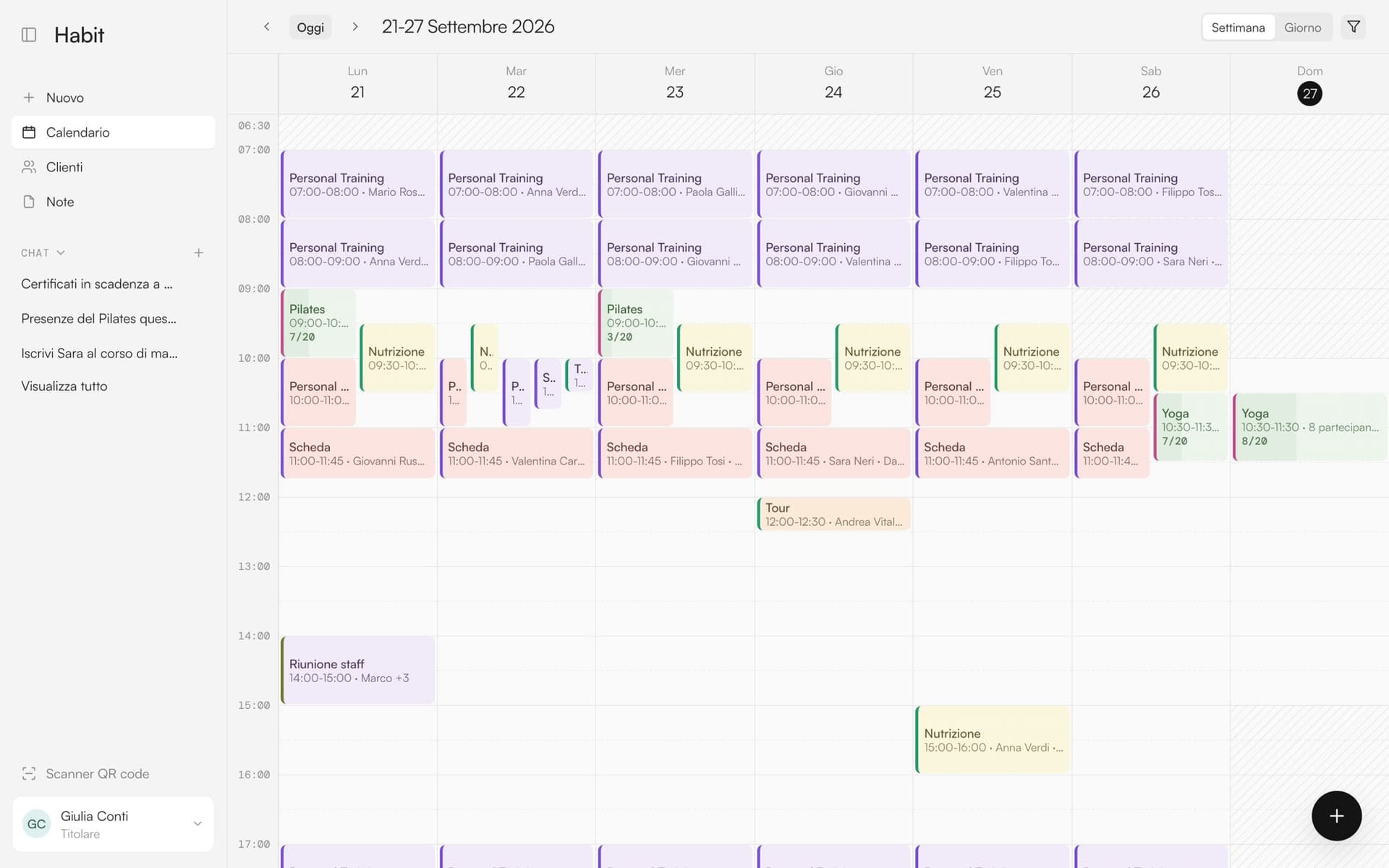 L’agenda settimanale di Habit: gli impegni colorati per categoria e i turni dello staff sullo sfondo